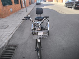 Bicicleta eléctrica con cesta delantera y trasera
