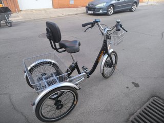 Bicicleta eléctrica con cesta delantera y trasera