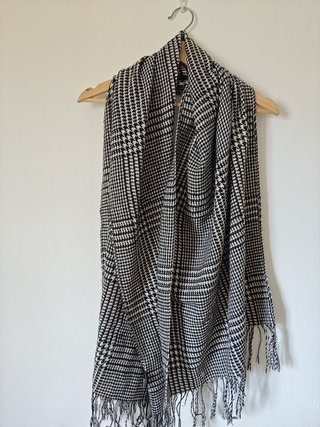 Fular Maxi Estampado Blanco y Negro
