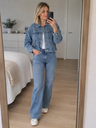 Chaqueta vaquera con tachuelas plateadas