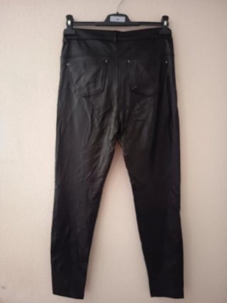 Pantalón efecto piel negro