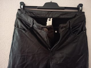 Pantalón efecto piel negro