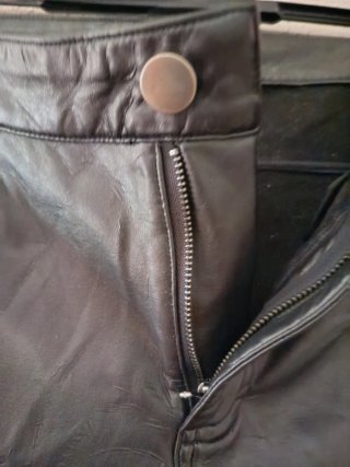 Pantalón efecto piel negro