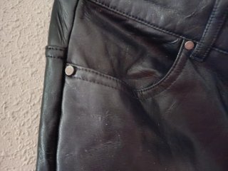 Pantalón efecto piel negro