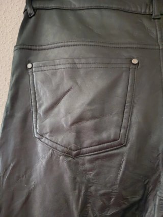 Pantalón efecto piel negro