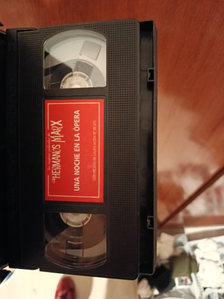 4 VHS: Philadelphia, Titanic, Marx Brothers