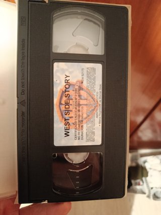 4 VHS: Philadelphia, Titanic, Marx Brothers