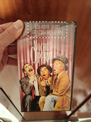 4 VHS: Philadelphia, Titanic, Marx Brothers