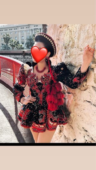 Traje de fiesta bordado negro y rojo Talla M