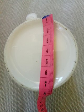 Tazza in ceramica con fiore rosa