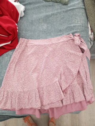 Falda rosa con volantes y lazada