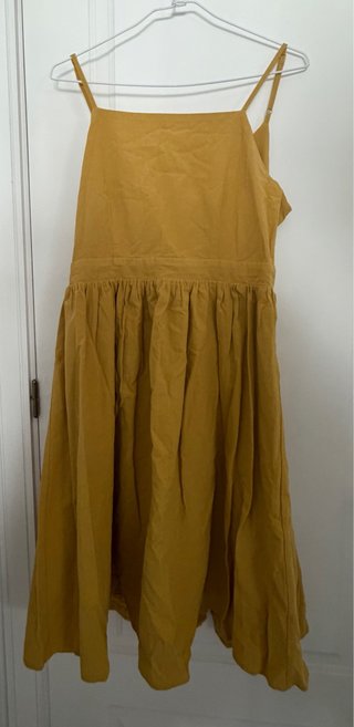 Vestido corto amarillo de algodón con vuelo