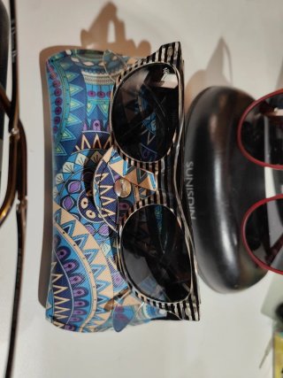 Gafas l  diversas gafas de sol de farmacia