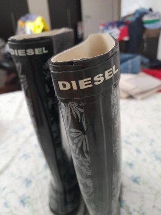 Stivali Diesel neri con fantasia floreale