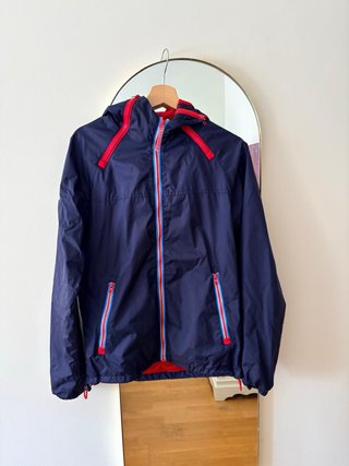 Chubasquero Superdry Azul Marino con Rojo
