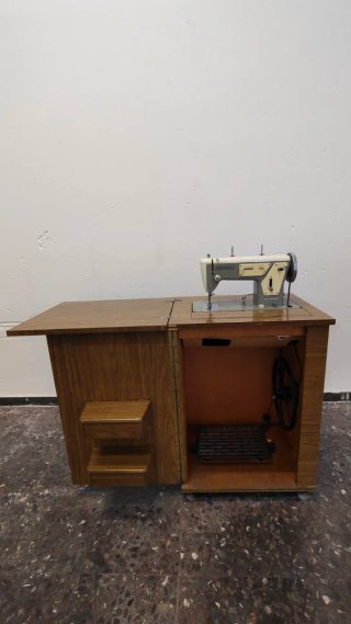 Máquina de coser vintage con accesorios