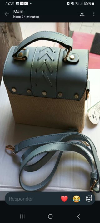 Bolso azul y beige con trenzado