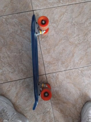 Skate azul translúcido