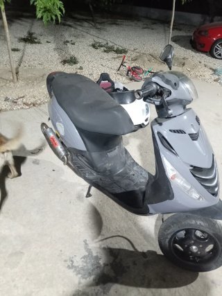 Moto Scooter Gris y Negra