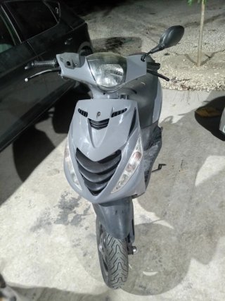 Moto Scooter Gris y Negra