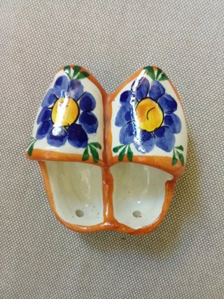 Zoccoli souvenir in ceramica decorati a mano