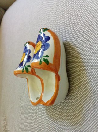 Zoccoli souvenir in ceramica decorati a mano