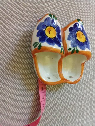 Zoccoli souvenir in ceramica decorati a mano