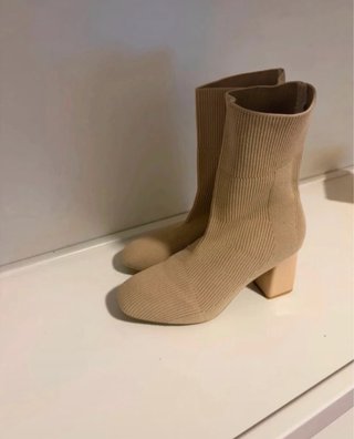 Botas de tacón beige
