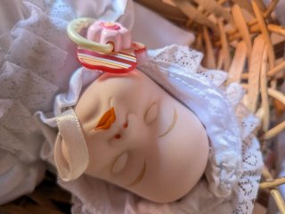Cuna mimbre con muñeco bebé