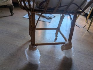 Cuna mimbre con muñeco bebé