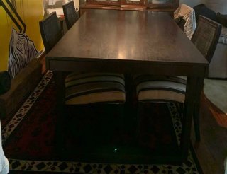 Mesa de comedor de madera oscura