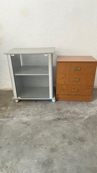 Mesa TV gris y mesita de noche madera