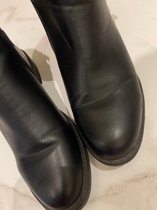 Botines negros con hebilla y cremallera
