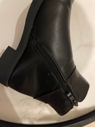 Botines negros con hebilla y cremallera