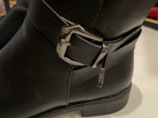 Botines negros con hebilla y cremallera