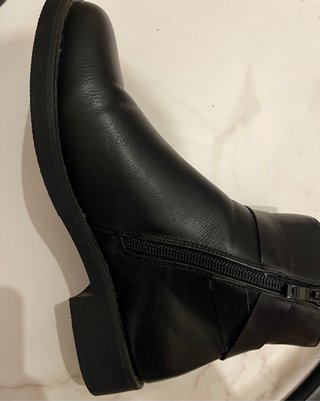 Botines negros con hebilla y cremallera