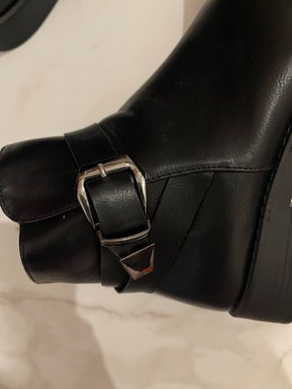 Botines negros con hebilla y cremallera