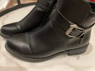 Botines negros con hebilla y cremallera