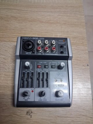 Mesa de Mezclas Behringer Xenyx 302USB