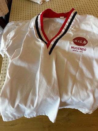 Kimono Mugendo 150cm (casaca, pantalón y cinturón)