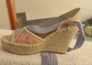 Sandalias cuña bordadas multicolor