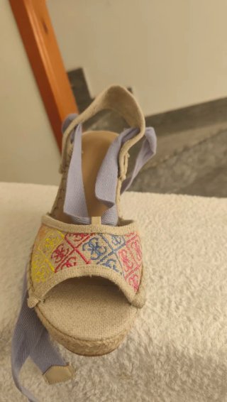 Sandalias cuña bordadas multicolor