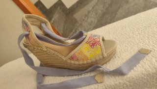 Sandalias cuña bordadas multicolor