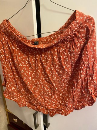 Falda corta naranja con estampado floral