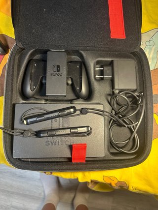 Nintendo Switch + 2 juegos + mando Pro + funda