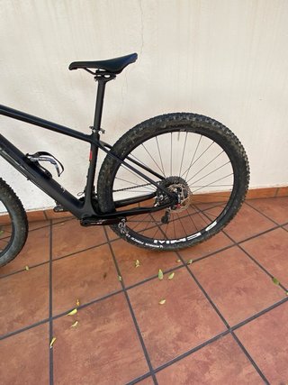 Bicicleta MTB marca Cube