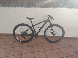 Bicicleta MTB carbono marca Cube Full XT