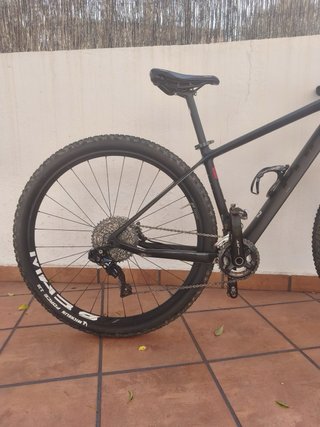 Bicicleta MTB carbono marca Cube Full XT