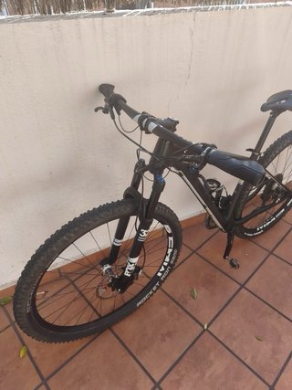 Bicicleta MTB carbono marca Cube Full XT
