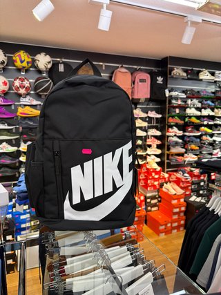 Mochila Nike 20L Negra y Blanca